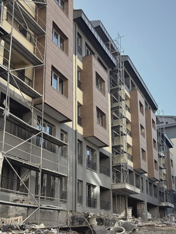 Konut bloklarında cephe kaplama uygulaması, iskele kurulu