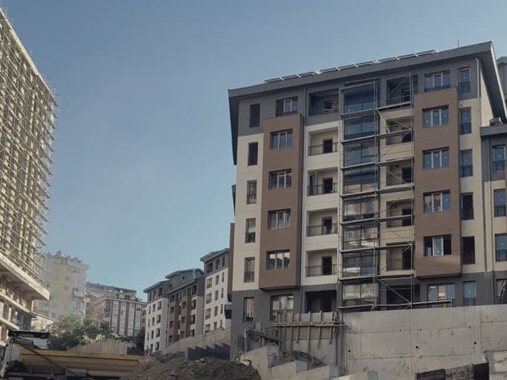 Konut projesinin sokak cephesi, cephe uygulaması ve şantiye görünümü